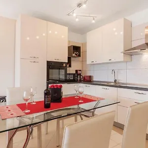 apartment-dubravka-near-the-sandy-beach.pula-hotels.org/